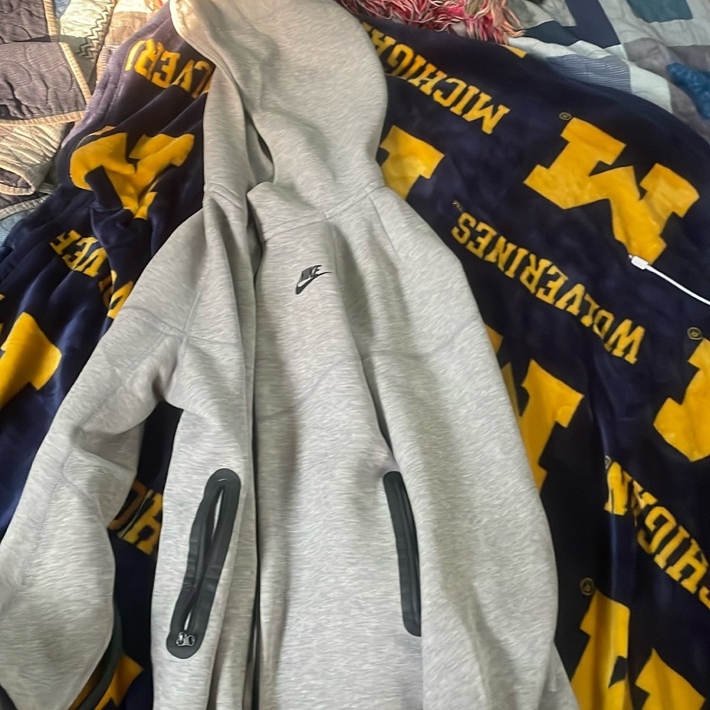 whole nike tech set low ballin somebody get it